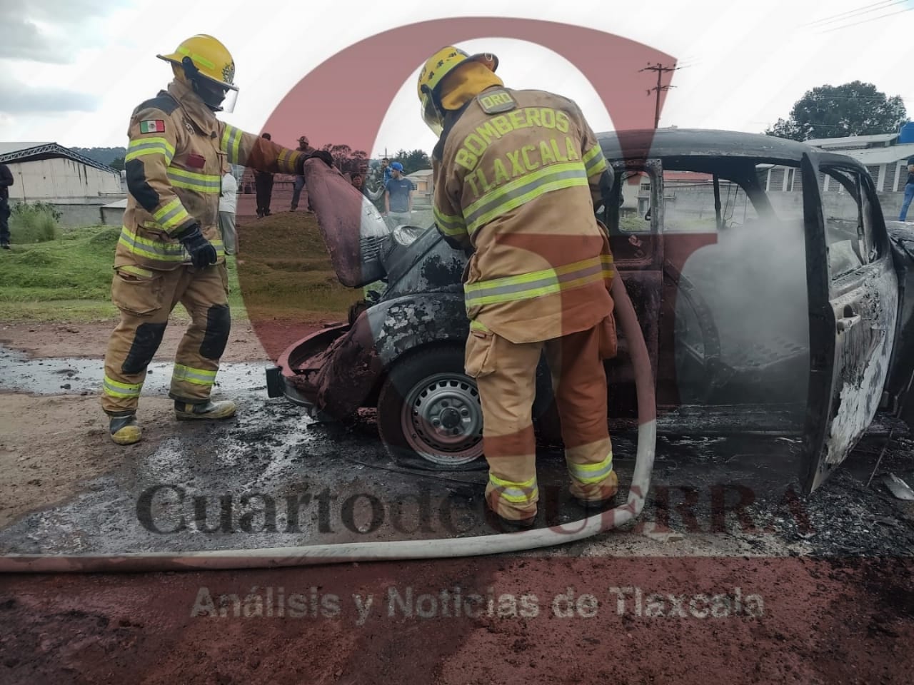 Atiende Bomberos incendio de un vehículo, en Muñoz de Domingo Arenas